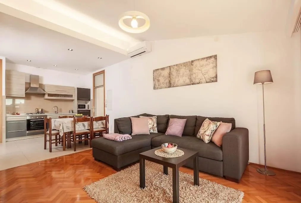 Apartment Lori Pula 0*,